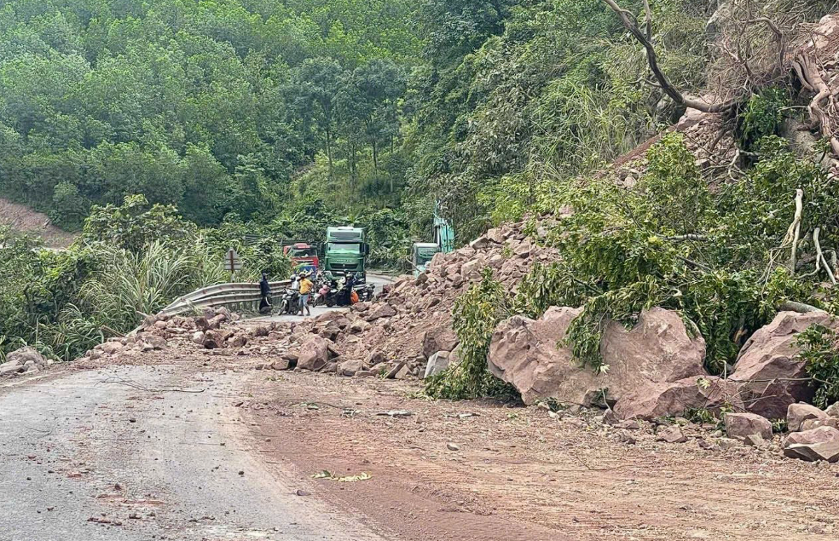 Quảng Trị: Quốc lộ 15D sạt lở, giao thông lên Cửa khẩu quốc tế La Lay
