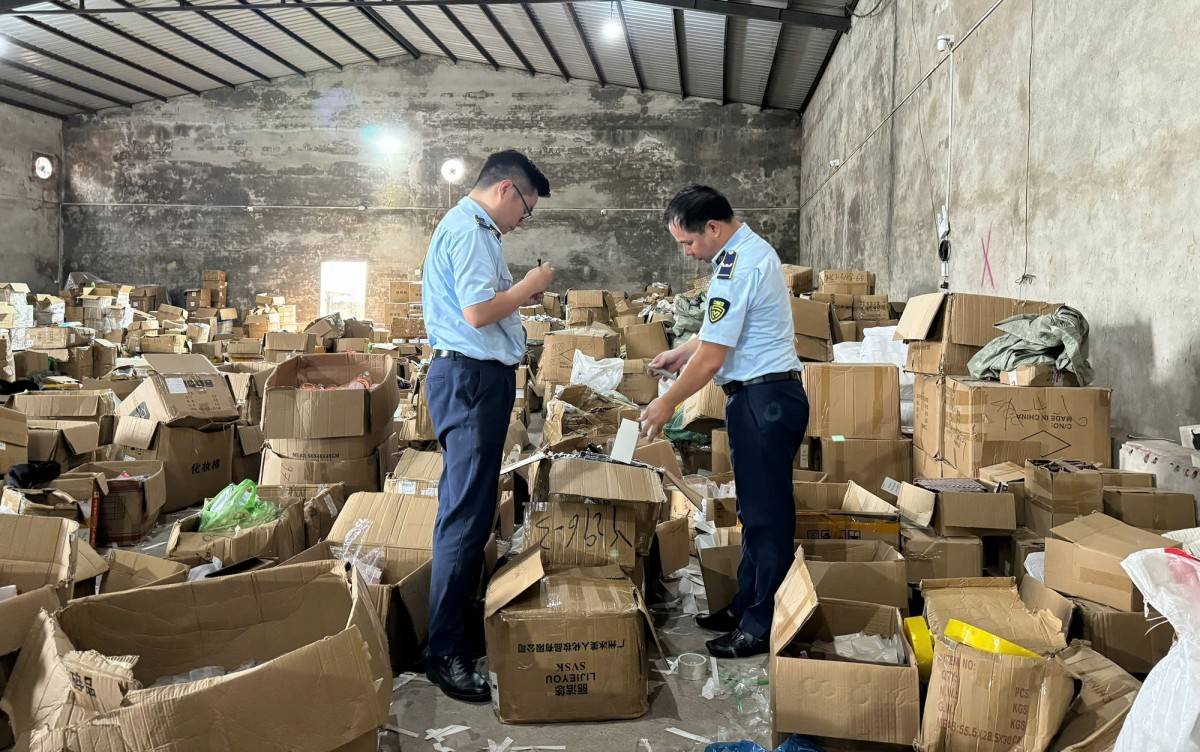 Lực lượng Quản lý thị trường tỉnh Quảng Ninh tại hiện trường kiểm tra (Ảnh: Cục quản lý thị trường).