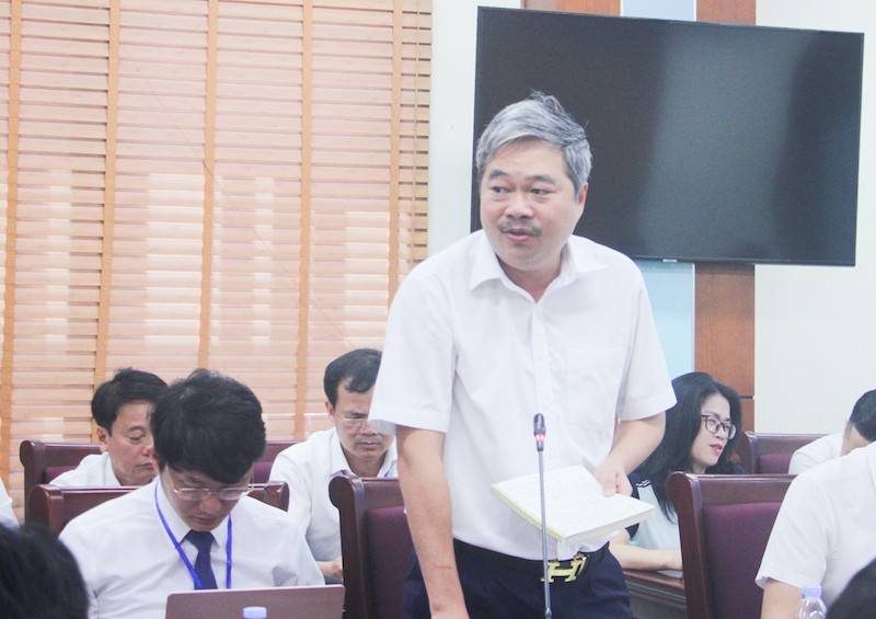 Ông Nguyễn Việt Hưng  - Phó Giám đốc Sở Tài chính Nghệ An làm rõ các nội dung liên quan đến các cơ chế tài chính tại Phiên thảo luận