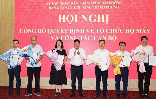 Trưởng Ban Quản lý Khu kinh tế Hải Phòng trao quyết định cho lãnh đạo các phòng.
