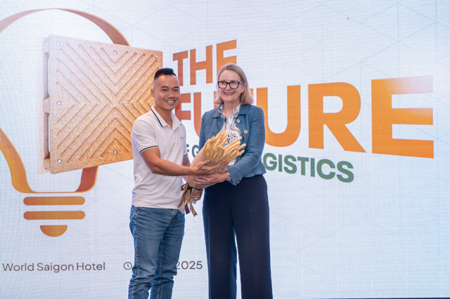 Bà Sarah Hooper– Tổng Lãnh sự Úc tại TP. Hồ Chí Minh và Ông Lê Thanh - CEO của AirX Carbon 