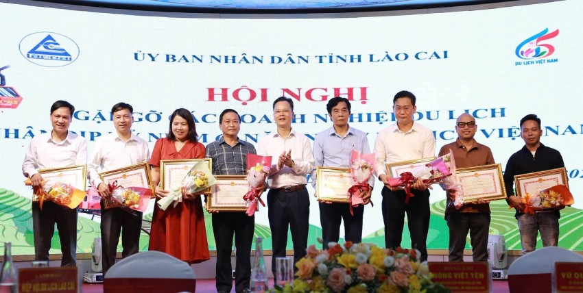 Ông Nguyễn Thành Sinh - Phó Chủ tịch UBND tỉnh trao Bằng khen của Chủ tịch UBND tỉnh cho các cá nhân.(Ảnh: Thanh Thuỷ)