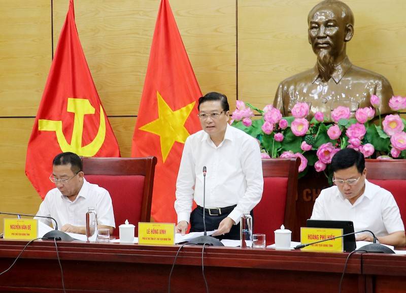 Chủ tịch UBND tỉnh Nghệ An Lê Hồng Vinh phát biểu kết luận cuộc họp