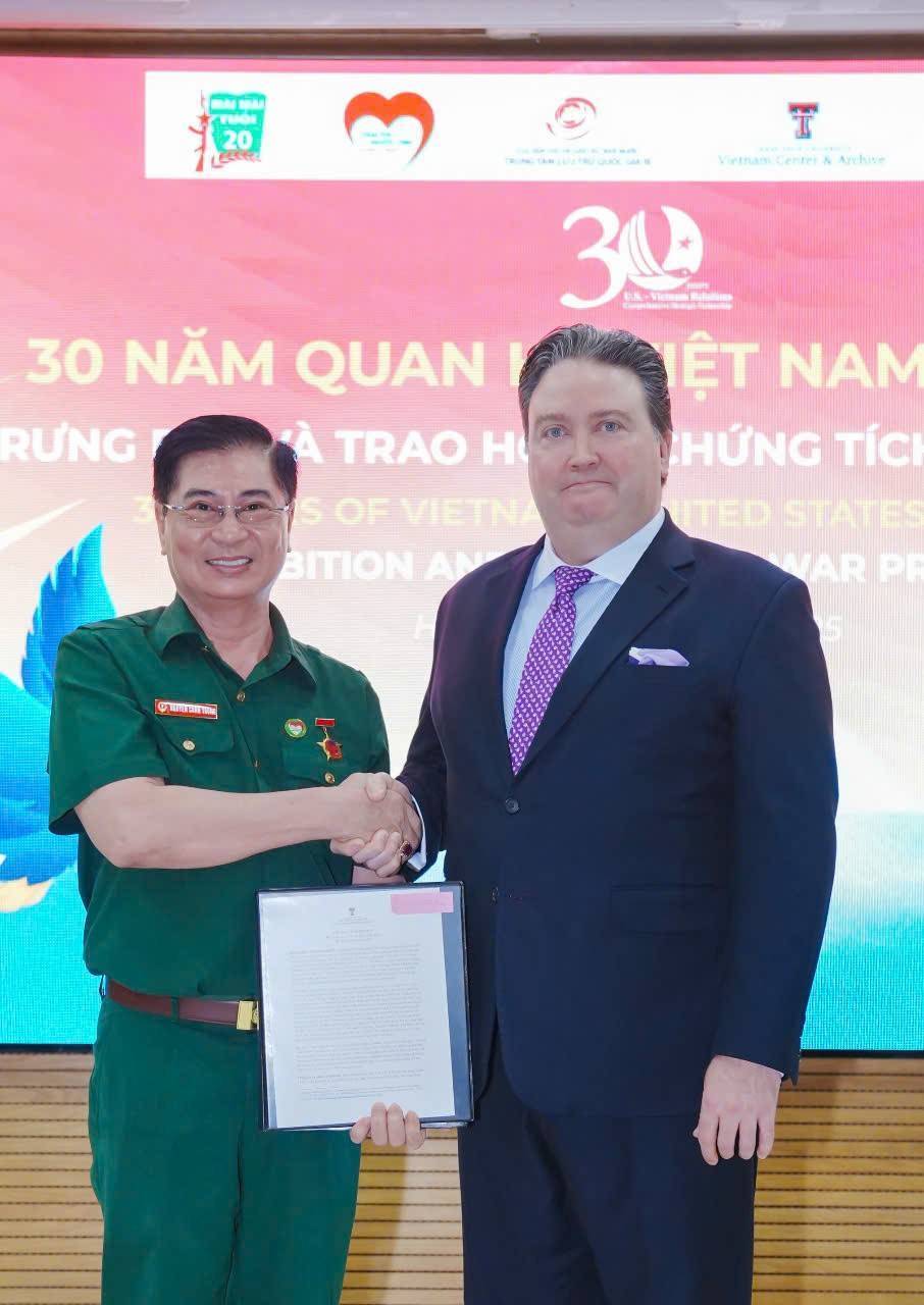 Phó Chủ tịch Tổ chức Người lính Việt Nam Nguyễn Công Trung, đại diện các thân nhân gia đình liệt sĩ nhận trao trả Tài liệu hồ sơ chứng tích chiến tranh Việt Nam từ  Phó Chủ tịch Tổ chức Người lính Việt Nam Nguyễn Công Trung, đại diện các thân nhân gia đình liệt sĩ nhận trao trả Tài liệu hồ sơ chứng tích chiến tranh Việt Nam từ