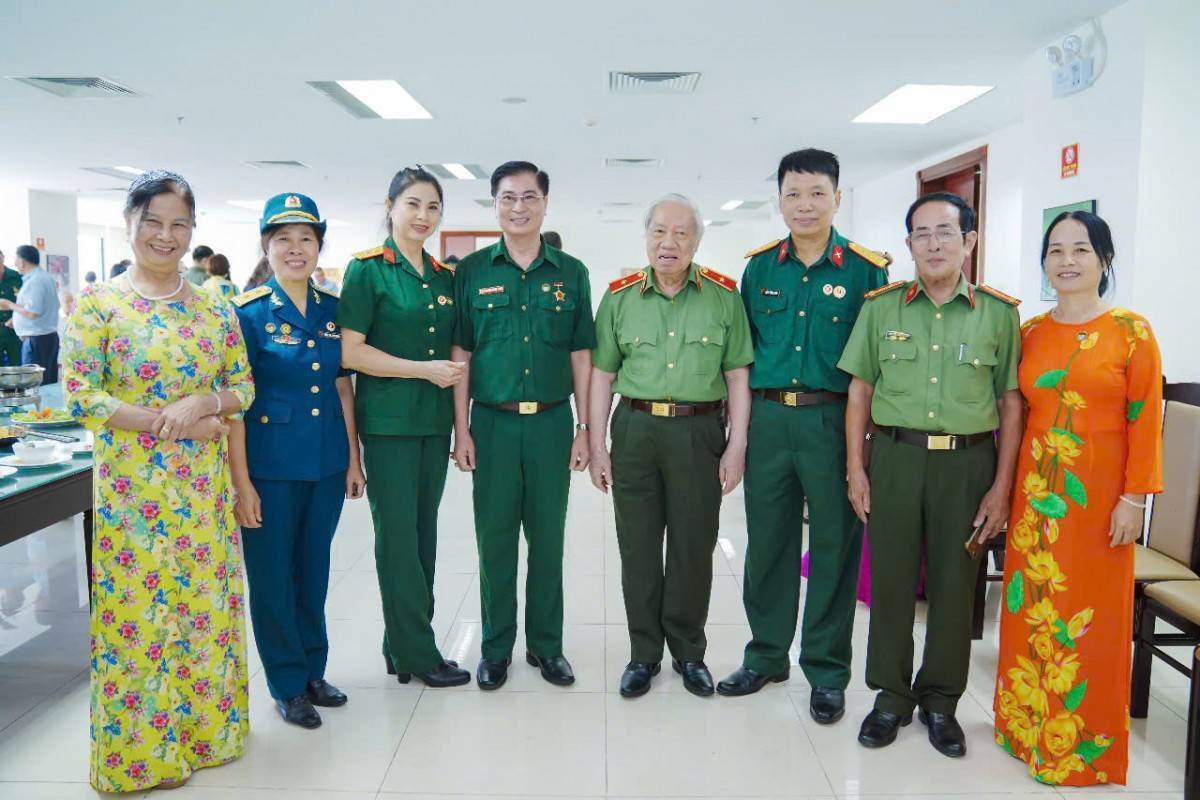 Đại diện Tổ chức Trái tim Người lính Việt Nam cùng các cựu chiến binh tham dự tại buổi lễ Đại diện Tổ chức Trái tim Người lính Việt Nam cùng các cựu chiến binh tham dự tại buổi lễ