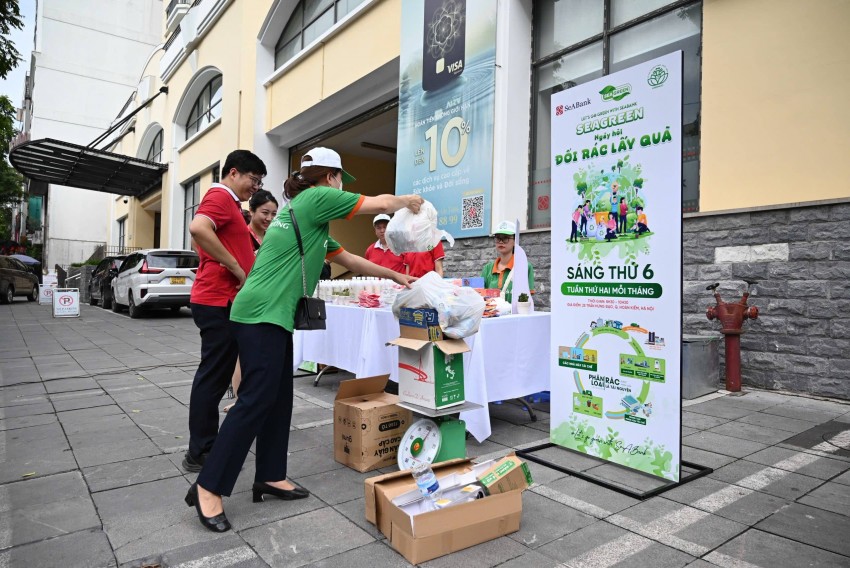 SeABank tổ chức “Ngày hội đổi rác lấy quà”: Lan tỏa lối sống xanh vì Hà Nội sạch đẹp