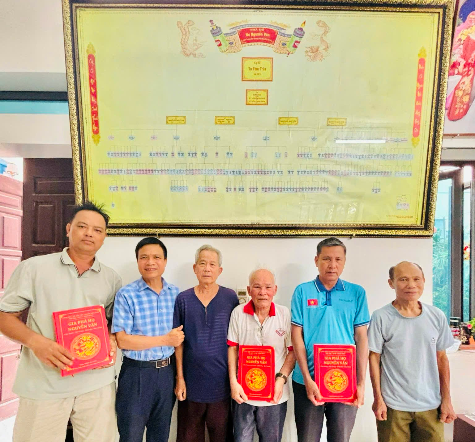 Các thành viên trong gia tộc Nguyễn Văn đón nhận Gia phả tộc Sáng Kiến Hưng Gia tiên phong số hóa gia phả