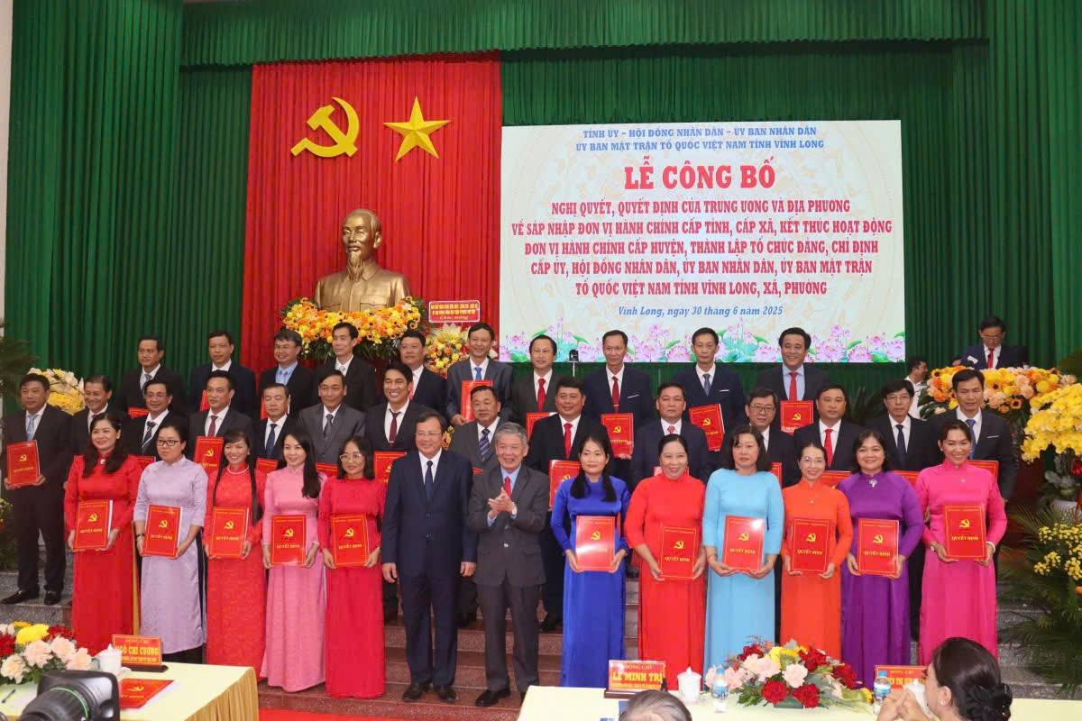 Trước đó, Tỉnh ủy Vĩnh Long đã trao quyết định chỉ định bí thư các xã, phường trong toàn tỉnh