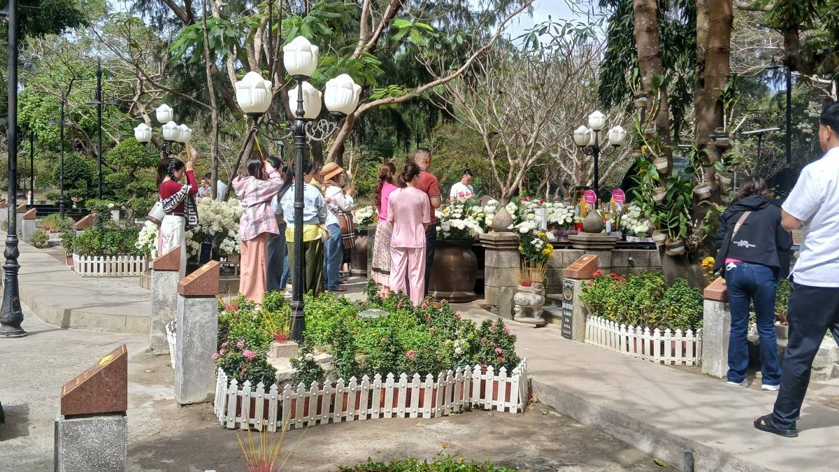 Khu mộ chị Võ Thị Sáu tại Nghĩa trang Hàng Dương  Khu mộ chị Võ Thị Sáu tại Nghĩa trang Hàng Dương