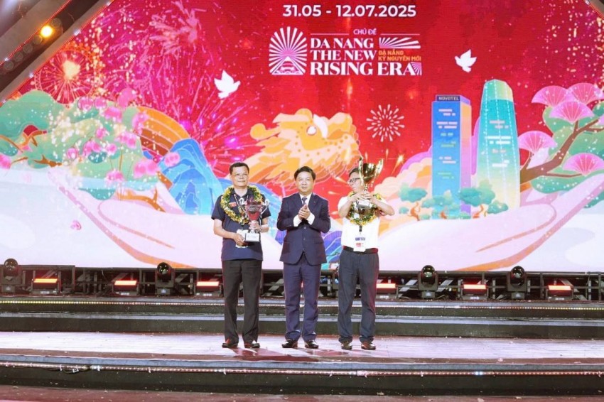 Chủ tịch UBND thành phố Lương Nguyễn Minh Triết (giữa) đã trao Giải quán quân cho đội Jiangxi Yangfeng (Trung Quốc, bên phải) và Giải á quân cho đội Z121 Vina Pyrotech (Việt Nam, bên trái).