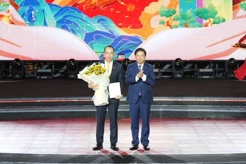 Chủ tịch UBND thành phố Lương Nguyễn Minh Triết trao chứng nhận tài trợ cho đại diện Tập đoàn Sun Group, đơn vị đồng hành chương trình Lễ hội pháo hoa quốc tế Đà Nẵng 10 năm, mang lại nguồn cảm hứng và dấu ấn cho ngành du lịch Đà Nẵng nói riêng và Việt Na