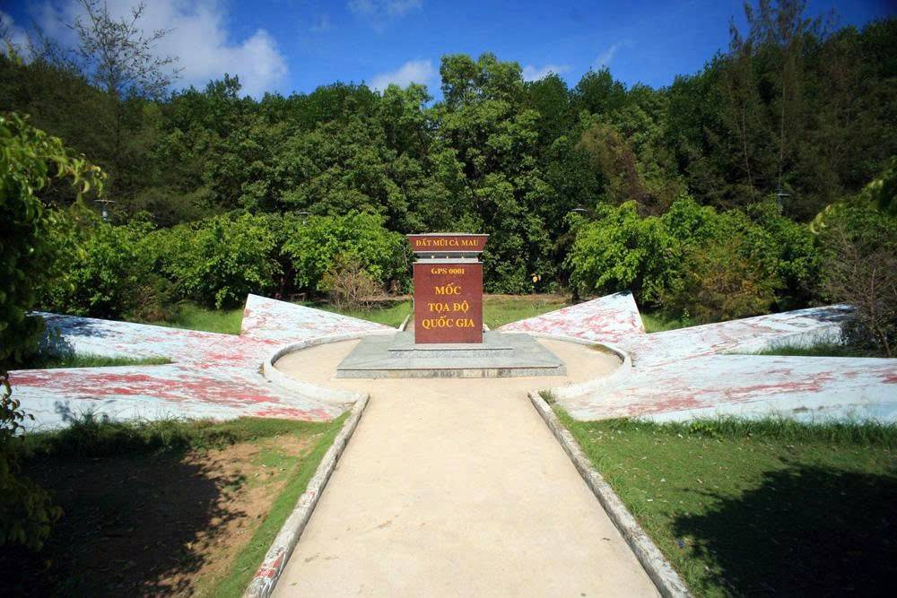 Mốc tọa độ quốc gia GPS 0001 (cây số 0) ở mũi Cà Mau được xây dựng từ năm 1995.