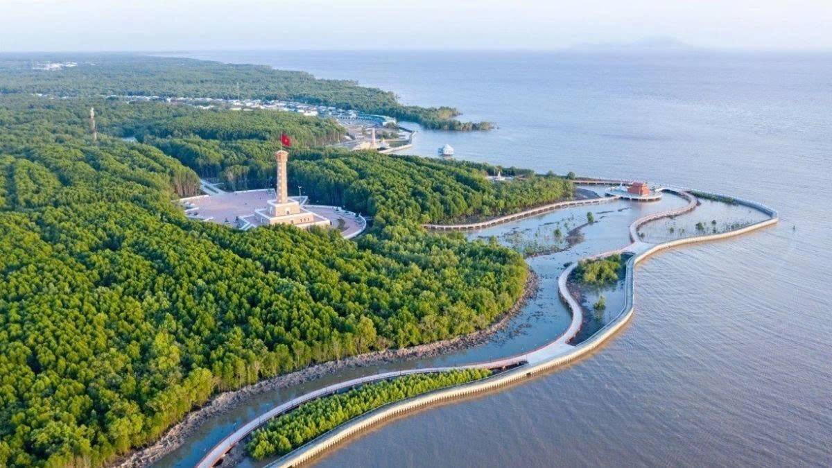 Với bờ biển dài 310 km và vùng biển rộng hơn 120.000 km², Cà Mau sở hữu vị trí chiến lược để phát triển kinh tế biển toàn diện. 