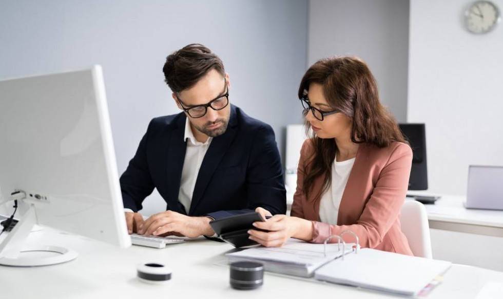 Chồng là giám đốc, vợ là kế toán có vi phạm quy định pháp luật không?