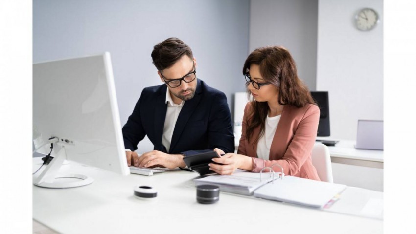 Chồng là giám đốc, vợ là kế toán có được không?