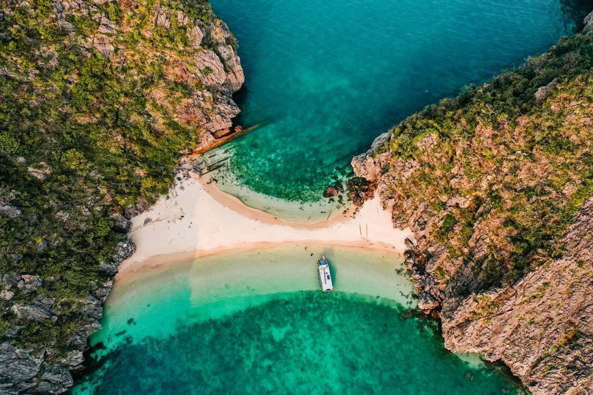 Với vị trí chiến lược, kết nối trực tiếp hệ thống cảng biển nước sâu, sở hữu quần đảo đa dạng sinh học và cảnh quan tuyệt mỹ, Cát Hải không chỉ là trọng điểm phát triển kinh tế biển mà còn là biểu tượng mới của du lịch sinh thái – văn hóa tại miền Bắc.