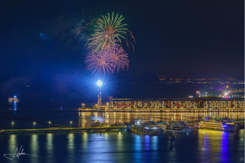 Pháo hoa bừng sáng khung cảnh đêm Bãi Cháy Pháo hoa bừng sáng khung cảnh đêm Bãi Cháy