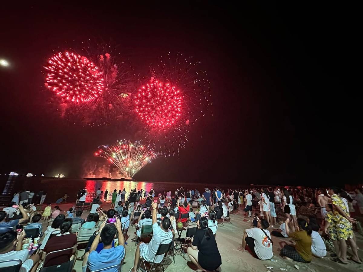 Du khách thích thú ghi lại khoảnh khắc pháo hoa rực rỡ Du khách thích thú ghi lại khoảnh khắc pháo hoa rực rỡ