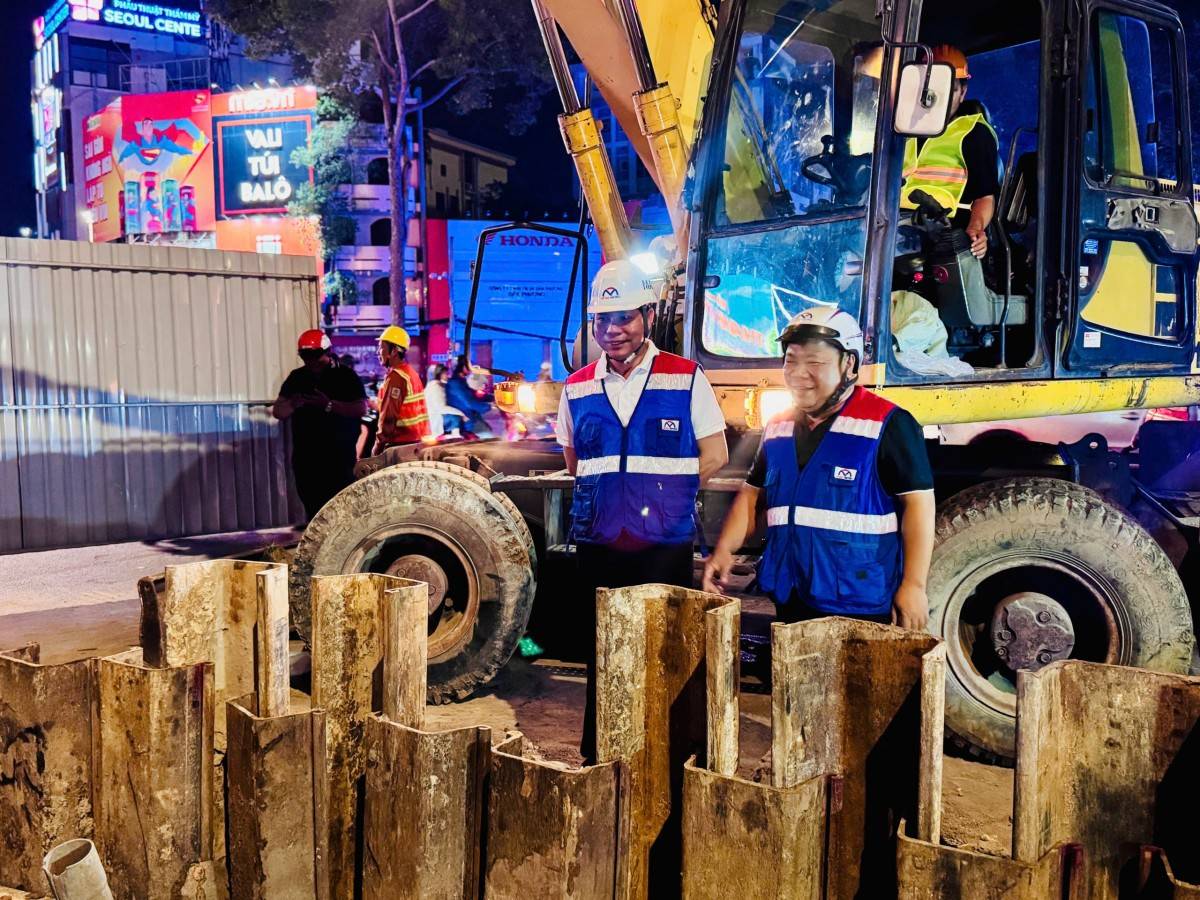 ôn đốc tiến độ thi công, đặc biệt là việc di dời hạ tầng kỹ thuật tại các nhà ga.