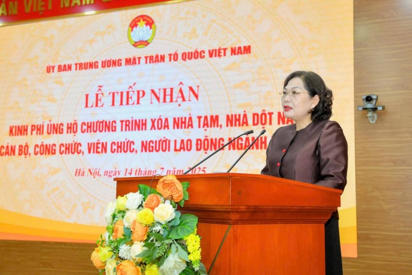 Thống đốc Ngân hàng Nhà nước Nguyễn Thị Hồng phát biểu tại lễ tiếp nhận.