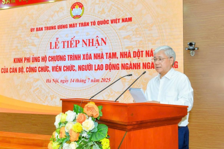 Ông Đỗ Văn Chiến - Ủy viên Bộ Chính trị, Bí thư Trung ương Đảng, Bí thư Đảng ủy MTTQ, các đoàn thể Trung ương, Chủ tịch Ủy ban Trung ương MTTQ Việt Nam phát biểu tại lễ tiếp nhận.