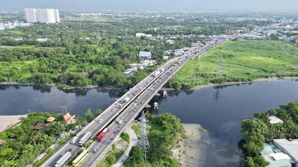 Đoạn gần 10 km Quốc lộ 1 qua huyện Bình Chánh có 2 cầu vượt là cầu Bình Điền 2 và cầu vượt nút giao Bình Thuận.