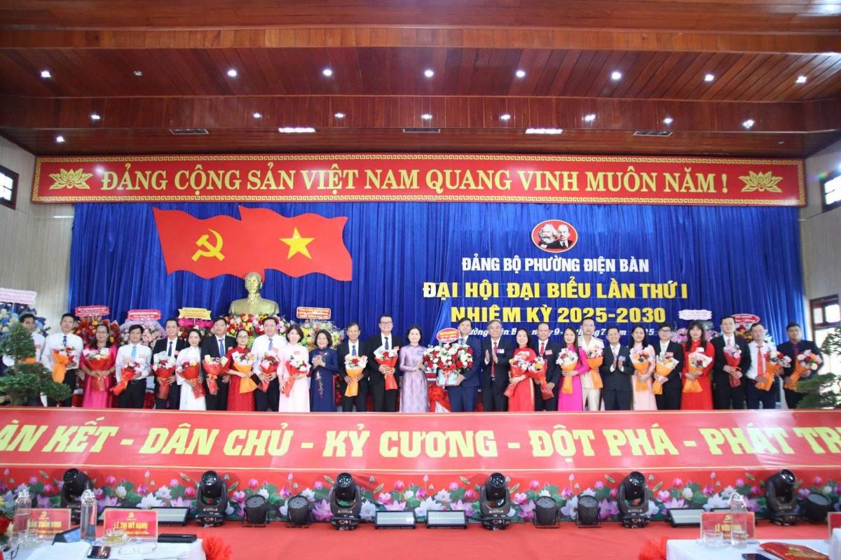 ặng hoa chúc mừng Ban Chấp hành Đảng bộ phường Điện Bàn nhiệm kỳ 2025-2030. 