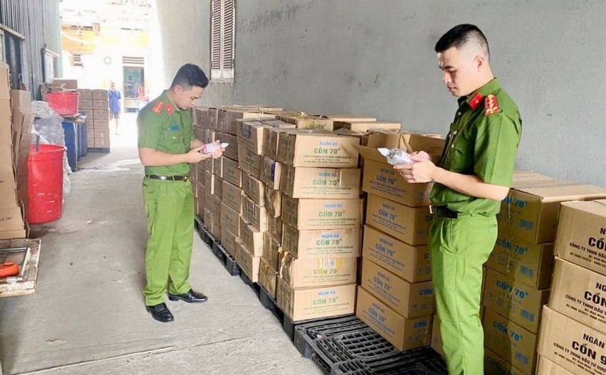 Hà Tĩnh: Triệt phá nhiều đường dây sản xuất, buôn bán cồn y tế giả chứa Methanol độc hại Hà Tĩnh: Triệt phá nhiều đường dây sản xuất, buôn bán cồn y tế giả chứa Methanol độc hại