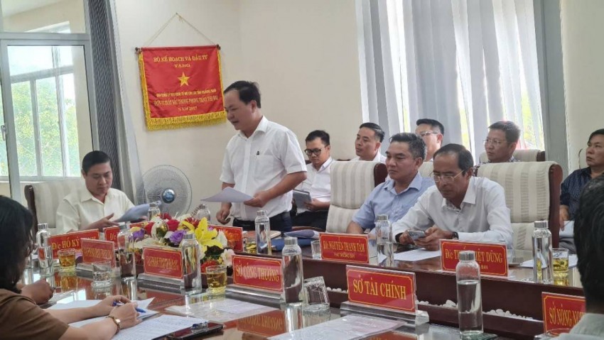 Lãnh đạo Ban Quản lý các Khu Kinh tế và Khu công nghiệp báo cáo tại buổi làm việc với đoàn lãnh đạo thành phố