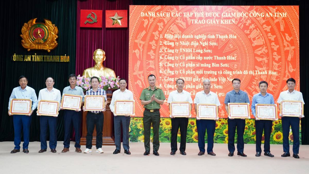 Thiếu tướng Tô Anh Dũng, Giám đốc Công an tỉnh trao Giấy khen cho các tập thể có thành tích xuất sắc trong xây dựng phong trào toàn dân bảo vệ an ninh Tổ quốc