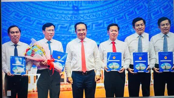 Ông Nguyễn Minh Nhựt thứ 2 từ trái qua được giao quyền Giám đốc Sở Nông nghiệp và Môi trường TP.HCM Ông Nguyễn Minh Nhựt thứ 2 từ trái qua được giao quyền Giám đốc Sở Nông nghiệp và Môi trường TP.HCM