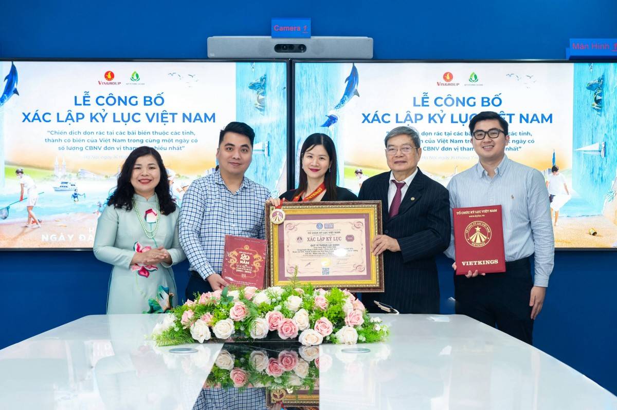 Đại diện Tổ chức Kỷ lục Việt Nam trao xác nhận kỷ lục từ chiến dịch “Cùng hành động vì biển xanh” cho đại diện Quỹ Vì tương lai xanh ngày 17/6/2025.