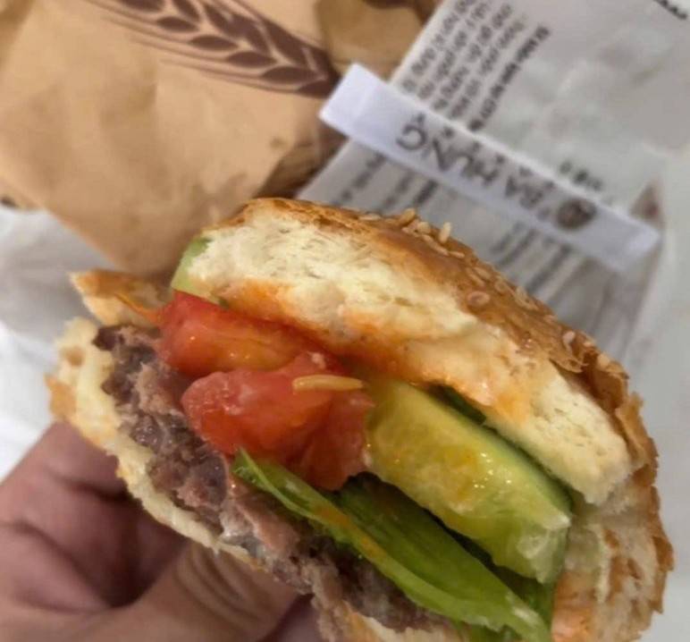 Đà Nẵng: Khách phát hiện dòi trong bánh hamburger, cơ sở bánh mì bị kiểm tra khẩn cấp