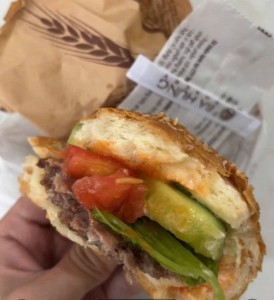 Đà Nẵng: Khách phát hiện dòi trong bánh hamburger, cơ sở bánh mì bị kiểm tra khẩn cấp