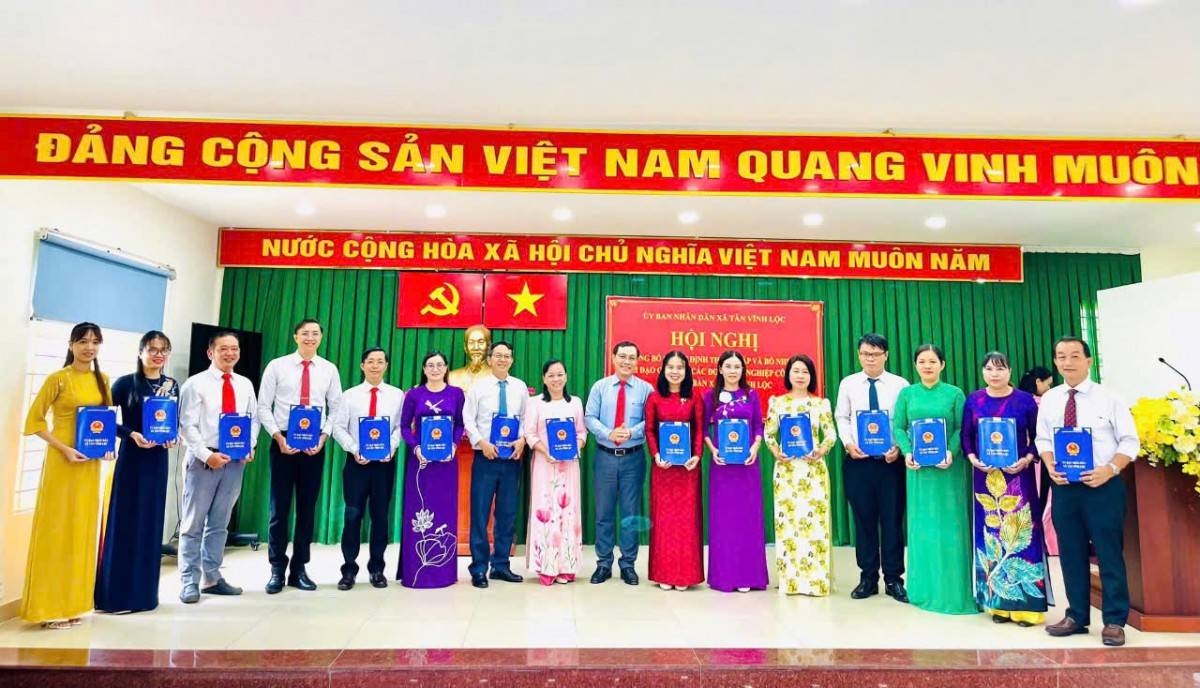 TP. Hồ Chí Minh: Xã Tân Vĩnh Lộc công bố Quyết định về tổ chức và nhân sự TP. Hồ Chí Minh: Xã Tân Vĩnh Lộc công bố Quyết định về tổ chức và nhân sự