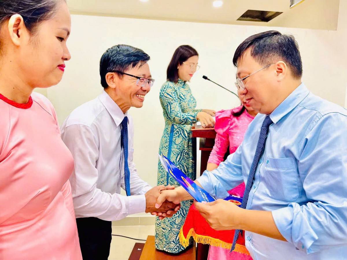 đồng chí Nguyễn Thanh Nhã, Thành ủy viên, Bí thư Đảng ủy, Chủ tịch HĐND xã;  TP. Hồ Chí Minh: Xã Tân Vĩnh Lộc công bố nhiều Quyết định về tổ chức và nhân sự