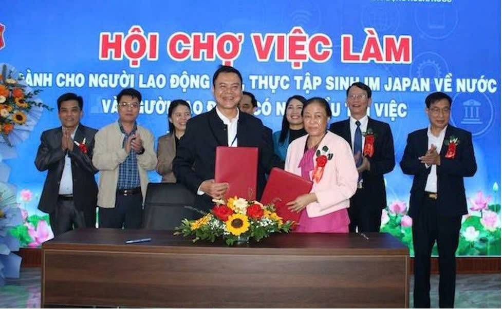 Ông Trần Quốc Tuấn - Giám đốc Trung tâm DVVL Nghệ An ký kết Biên bản ghi nhớ về tăng cường hợp tác công tác dịch vụ việc làm giai đoạn 2025 - 2027