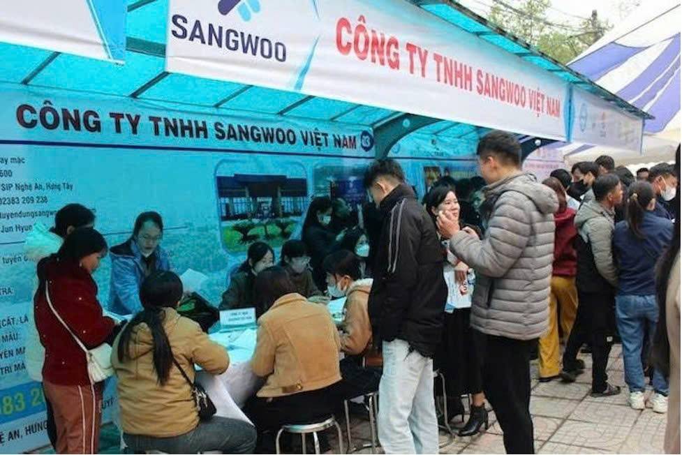 Nhiều doanh nghiệp tham gia tuyển dụng tại Hội chợ việc làm dành cho lao động EPS, thực tập sinh IM Japan đã về nước và lao động có nhu cầu tìm kiếm việc làm do Trung tâm DVVL Nghệ An tổ chức