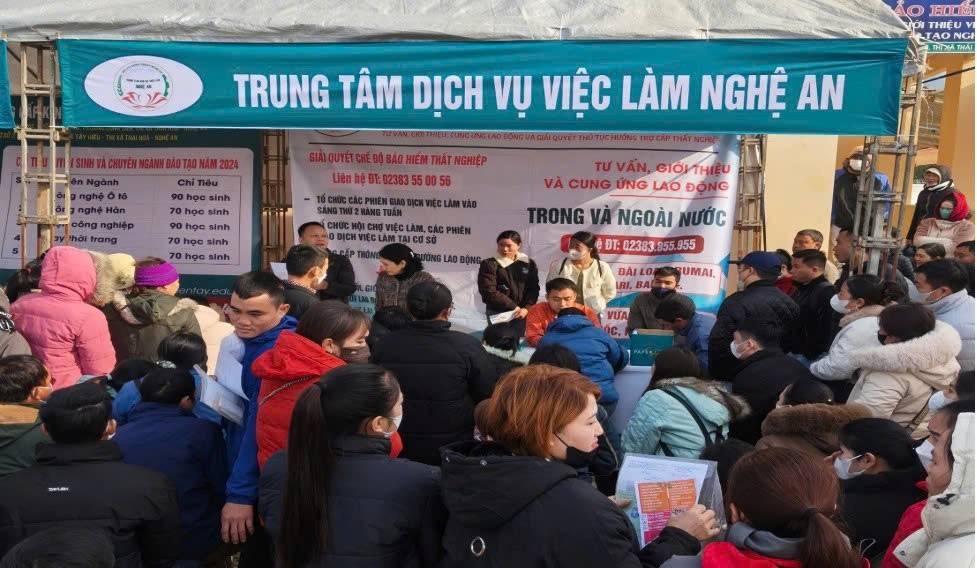 Phiên giao dịch việc làm tổ chức tại phường Thái Hòa, tỉnh Nghệ An