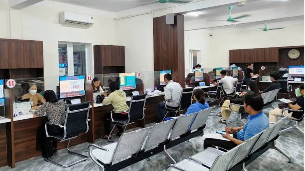 Người lao động đang được tư vấn, giới thiệu việc làm, học nghề và giải quyết trợ cấp thất nghiệp tại Bộ phận một cửa Trung tâm