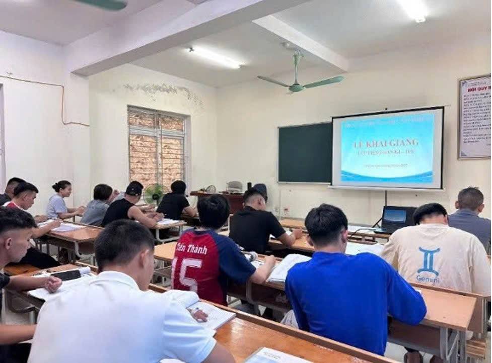 Người lao động tham gia lớp học tiếng Hàn Quốc tại Trung tâm DVVL Nghệ An