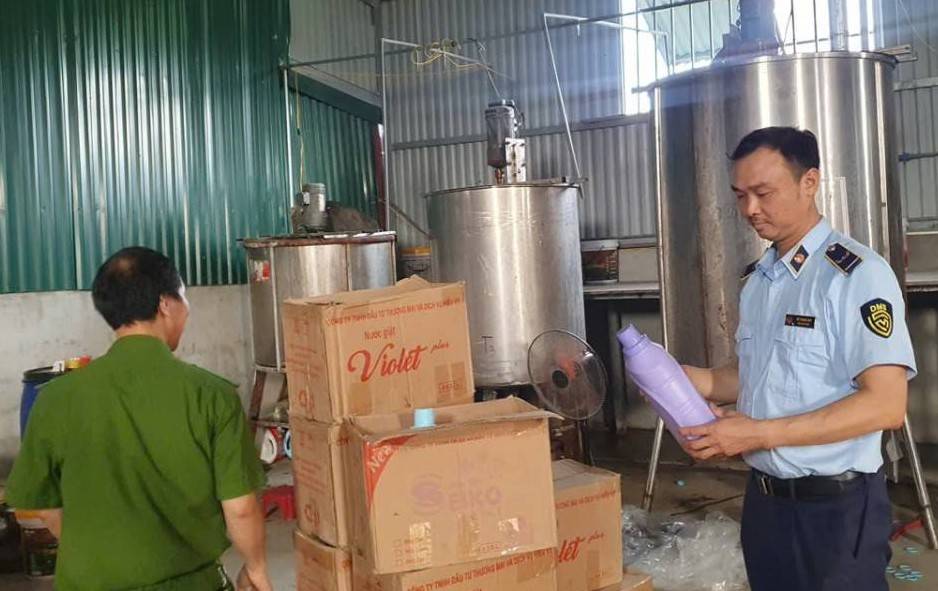 Phanh phui "công xưởng" hàng giả ở Hưng Yên, giám đốc đối mặt án hình sự