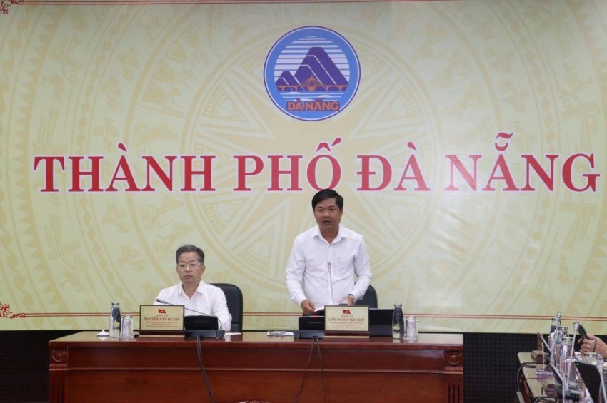 Bí thư Thành ủy Đà Nẵng Nguyễn Văn Quảng và Chủ tịch UBND TP Lương Nguyễn Minh Triết chủ trì tại đầu cầu Đà Nẵng.