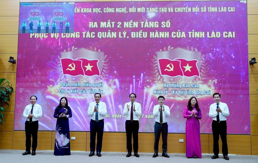 Bí thư tỉnh uỷ Trịnh Xuân Trường và các đại biểu bấm nút khai trương hai nền tảng số phục vụ công tác quản lý, điều hành của tỉnh (Ảnh: Anh Thái)