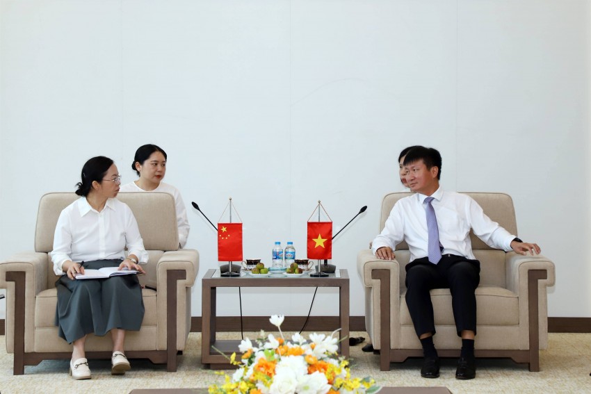 Đ/c Trần Huy Tuấn - Chủ tịch UBND tỉnh Lào Cai trao đổi với bà Đặng Thụy - Phó Bí thư Huyện uỷ, Huyện trưởng Chính quyền nhân dân huyện Hà Khẩu