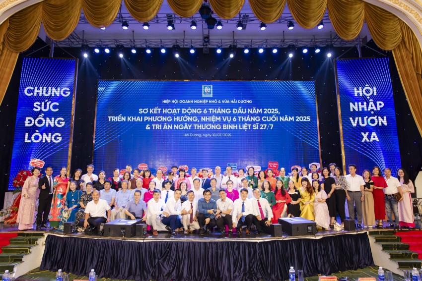 Các địa biểu tham dự hội nghị chụp ảnh lưu niệm Hiệp hội DN nhỏ và vừa Hải Dương – Hải Phòng tăng tốc kết nối, chuyển đổi và nâng cao nội lực
