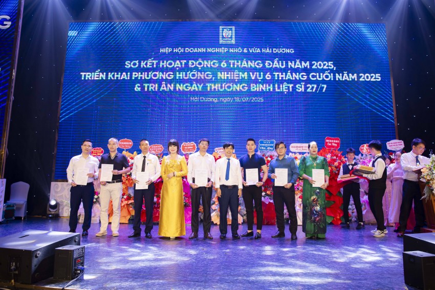 Trao quyết định kết nạp Hiệp hội DN nhỏ và vừa Hải Dương – Hải Phòng tăng tốc kết nối, chuyển đổi và nâng cao nội lực
