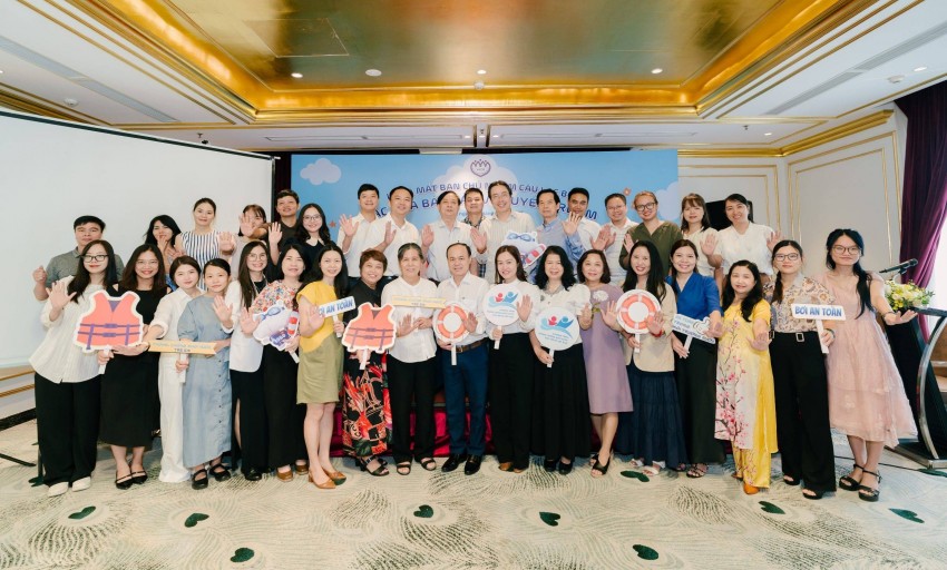 Các đại biểu tham dự chụp ảnh lưu niệm Ra mắt Ban chủ nhiệm CLB các nhà báo bảo vệ quyền trẻ em