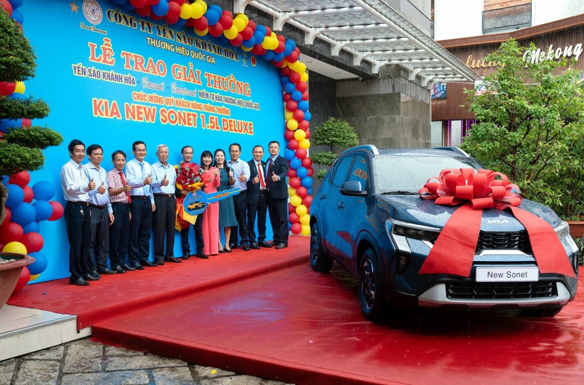 Khách hàng trúng thưởng  ô tô Kia New Sonet 1.5L Deluxe 2025 Khách hàng trúng thưởng  ô tô Kia New Sonet 1.5L Deluxe 2025