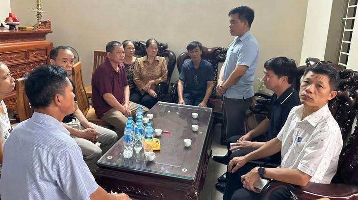 Lãnh đạo xã Hồng Vân, Hà Nội thăm hỏi, chia sẻ cùng gia đình các nạn nhân xấu số trong vụ chìm tàu chiều 19-7